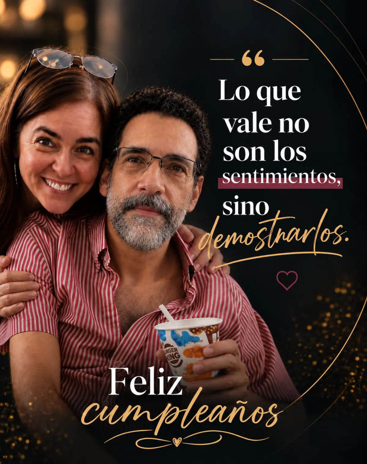 Frase “Lo que vale no son los sentimientos, sino demostrarlos” en un saludo de feliz cumpleaños; una mujer sonriente abraza por detrás a un hombre de barba y anteojos.